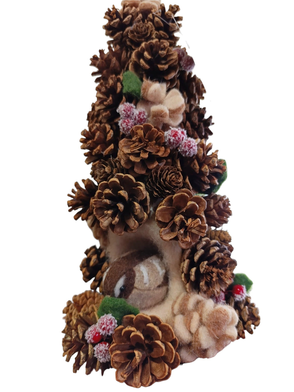 Raffinato albero di Natale composto da pigne, arricchito da un delicato nido d’uccello