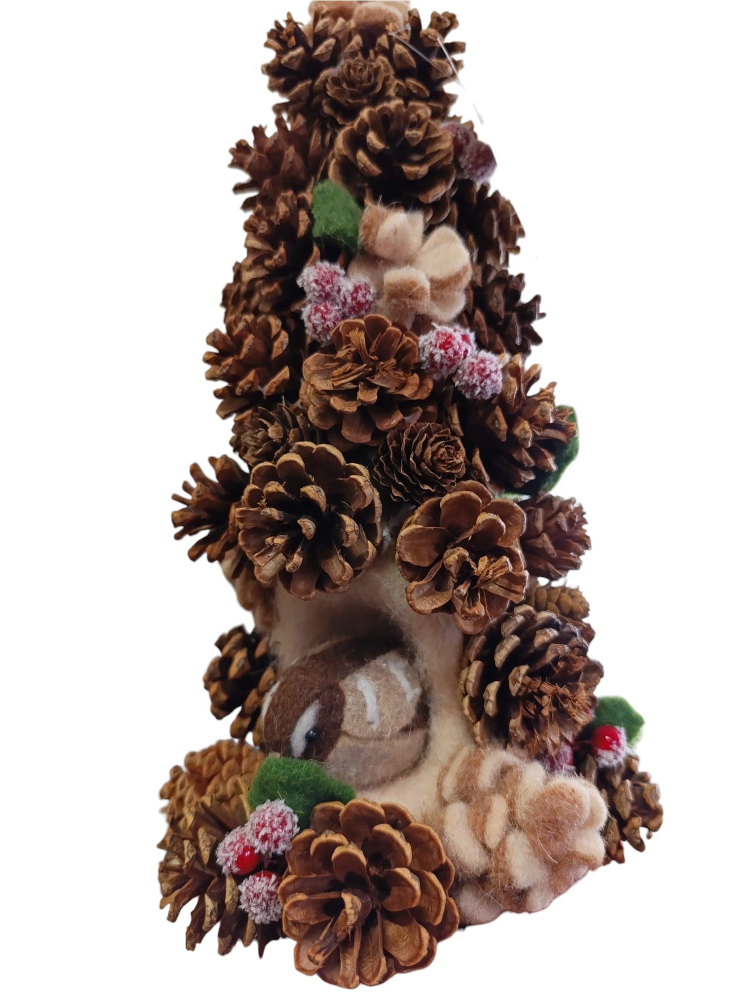 Raffinato albero di Natale composto da pigne, arricchito da un delicato nido d’uccello