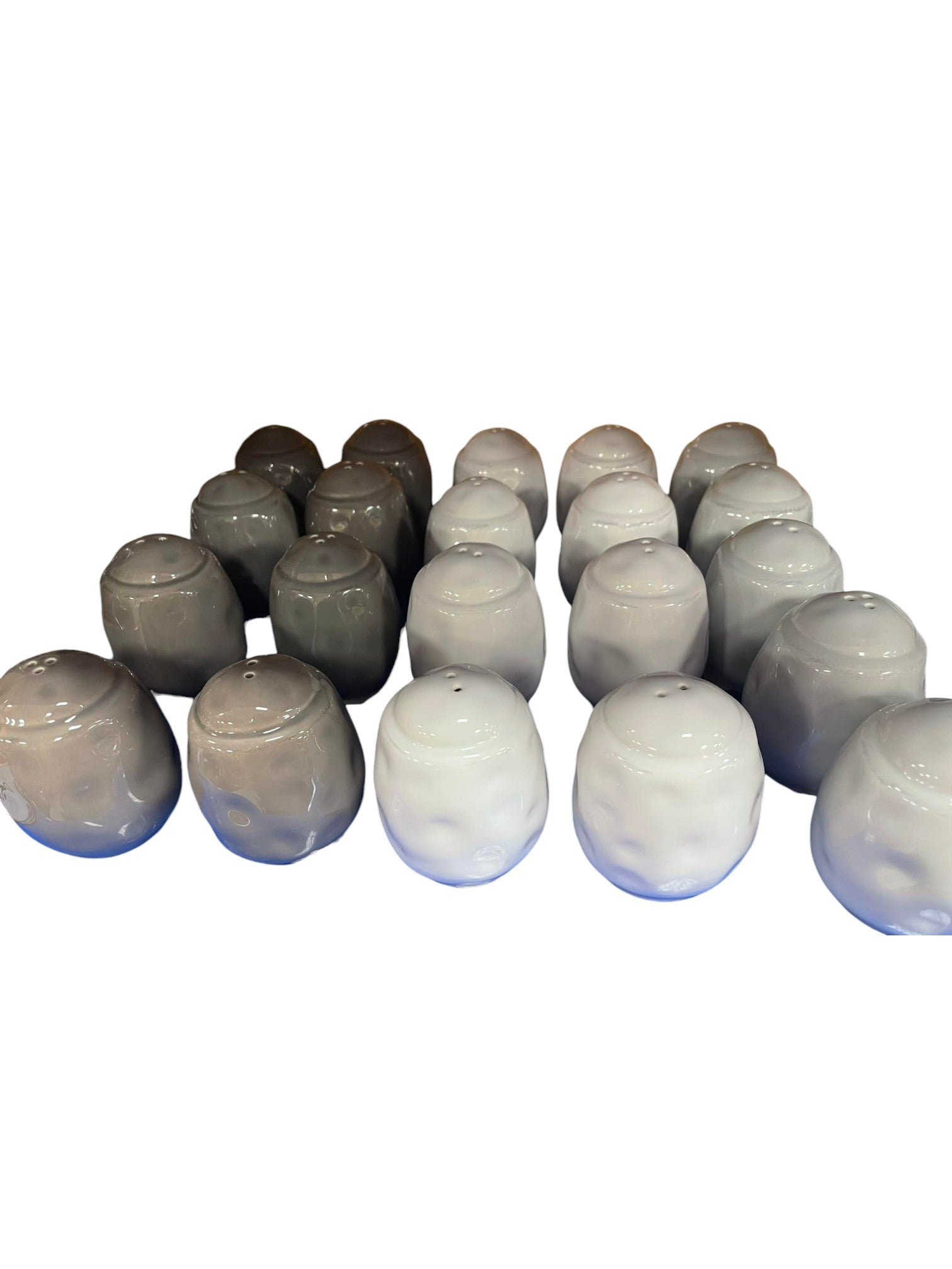 Saliera e pepiera e macinini in porcellana